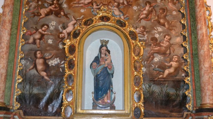 El retablo se compone de un cuadro  de  lienzo de 2x2, 30 metros con una hornacina que cobija el busto de una Madonna y por un frontón neoclásico en forma de omega. Foto: aG