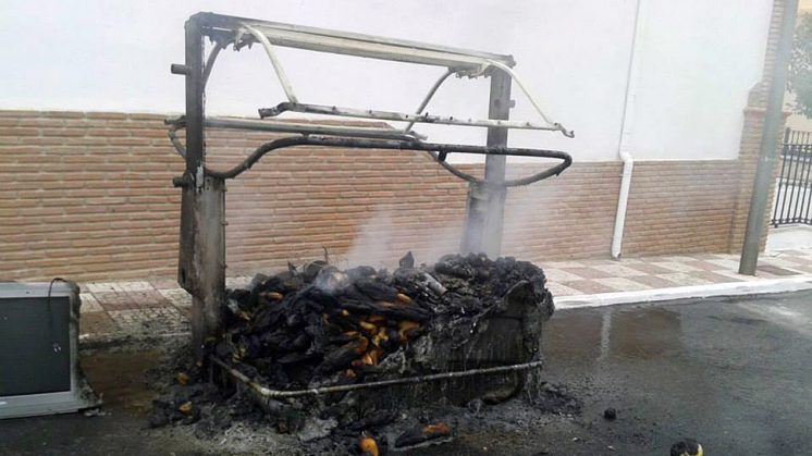 En Casanueva se quemó un contenedor en la calle Iglesia. Foto: Ayuntamiento de Pinos Puente