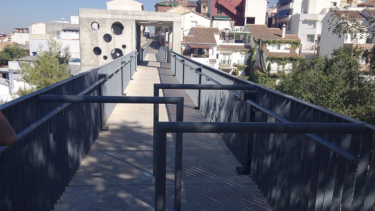 Las barreras que han provocado polémica en Huétor Vega. Foto: Luis F. Ruiz