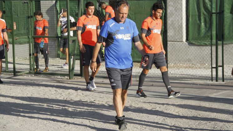Caparrós salta a un entrenamiento junto a sus jugadores. Foto: Álex Cámara