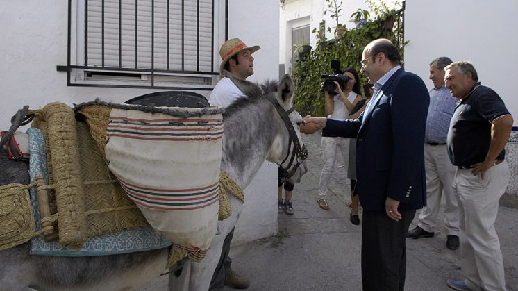 El presidente de la Diputación, Sebastián Pérez, ha visitado el municipio. Foto: Dipgra