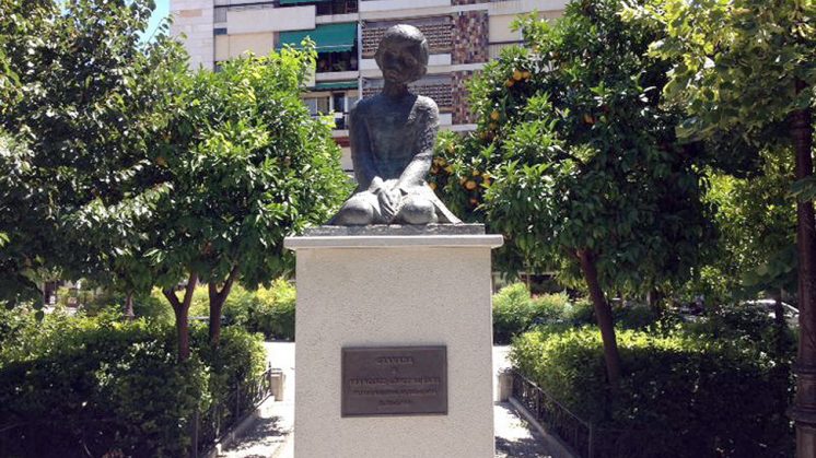 La escultura homenaje a la infancia ya está ubicada en la plaza de Bibataubín. Foto: AG.
