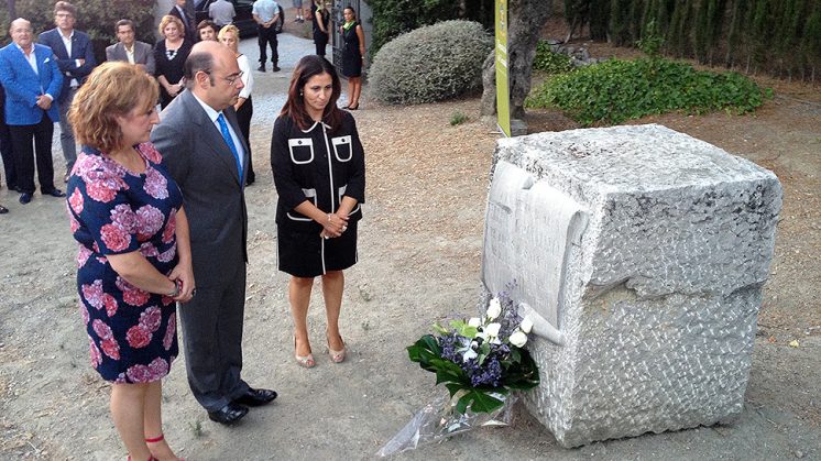 Momento en el que el presidente de la Diputación deposita el ramo de flores en el monolito dedicado a Lorca y a las víctimas de la Guerra Civil. Foto: Luis F. Ruiz