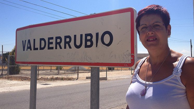 La alcaldesa de Valderrubio, Francisca Blanco, a la entrada del municipio. Foto: Luis F. Ruiz