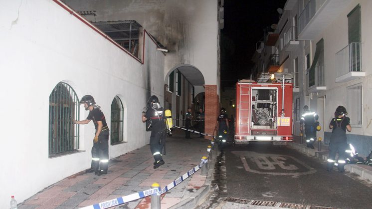 Los bomberos de Almuñécar tuvieron que emplearse a fondo durante el incendio. Foto: Ayuntamiento de Almuñécar