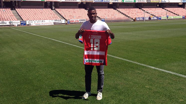 El nuevo jugador del Granada CF posa con la camiseta en el césped del estadio. Foto: Luis F. Ruiz