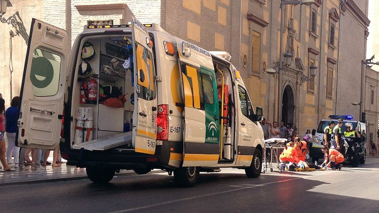 El accidente se ha producido en la calle Recogidas de Granada. Foto: Álex Cámara