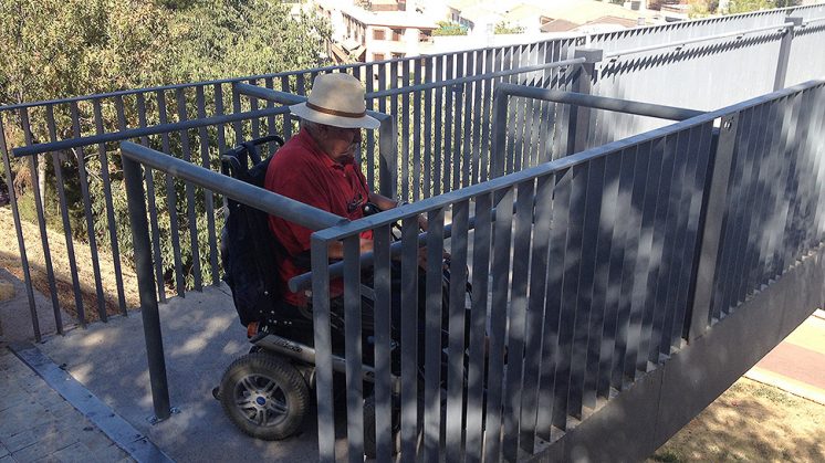El concejal Federico Hernández intenta pasar por este punto en silla de ruedas. Foto: L. F. Ruiz