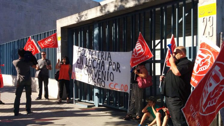 Las protestas han continuado este jueves en la sede de la Confederación Granadina de Empresarios. Foto: UGT