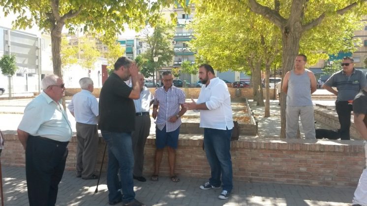 IU y vecinos de La Chana denuncian el abandono y la insalubridad de la Plaza de la Petanca