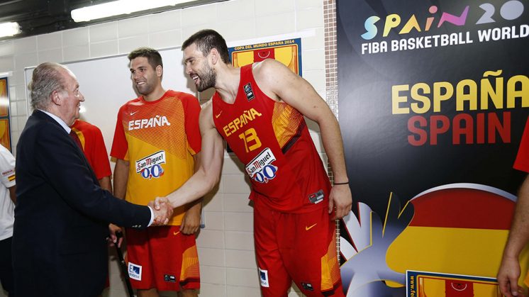 El Rey Juan Carlos, en el vestuario de la selección española, saluda a Marc Gasol en presencia de Felipe Reyes. Foto: FEB