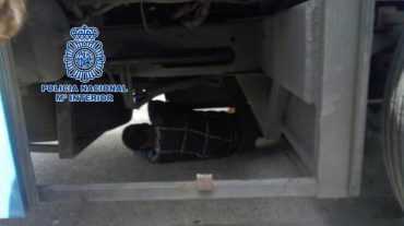 Interceptado cuando pretendía entrar ilegalmente en España oculto en los bajos de un autobús