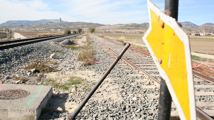 El tramo de ferrocarril a su paso por Pinos Puente. Foto: Luis F. Ruiz