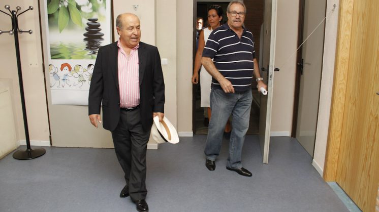 El alcalde de Granada, José Torres Hurtado, en una visita a la Bola de Oro. Foto: Álex Cámara