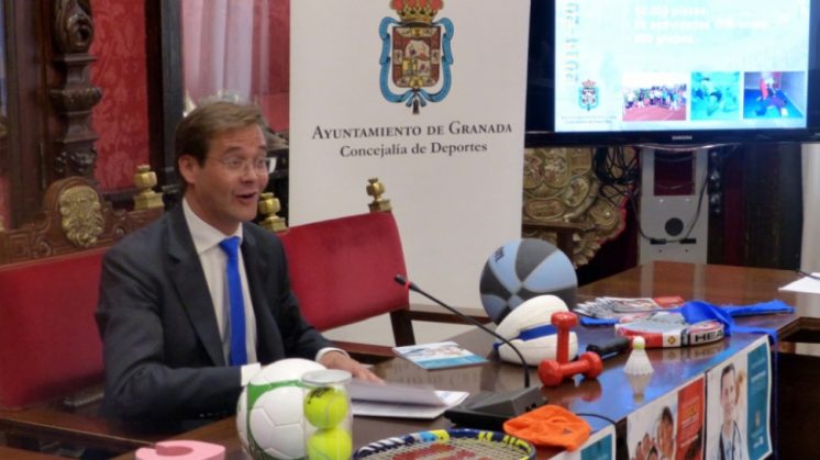 El concejal Antonio Granados presentó "la mayor oferta deportiva de Granada". Foto: aG.