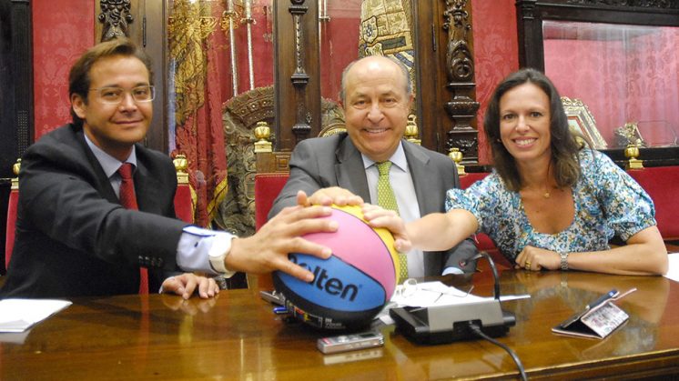 El alcalde de Granada (centro), acompañado de sus concejales de Deportes (i) y Turismo (d). Foto: Javier Algarra