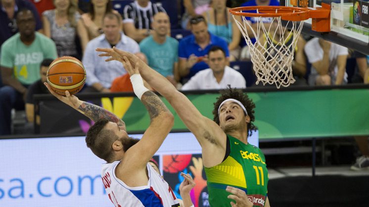 Momento del Brasil-Serbia en el que se impusieron los cariocas. Foto: FEB