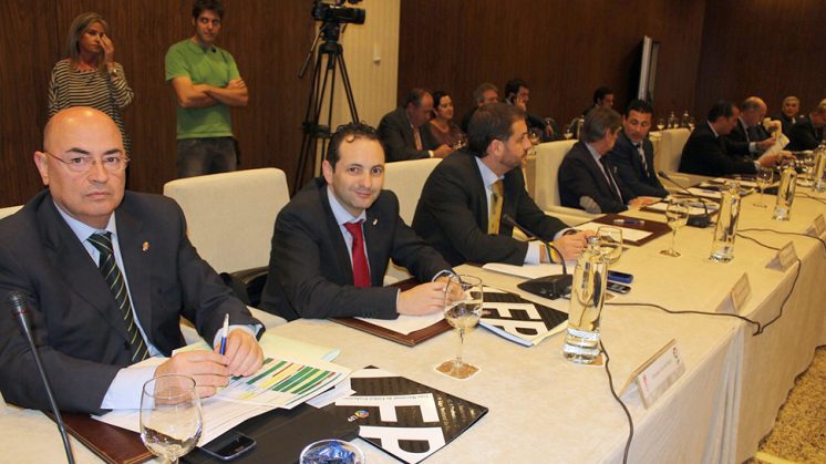 David Navarro (segundo por la izquierda) en la reunión de la LFP este miércoles. Foto: Granada CF