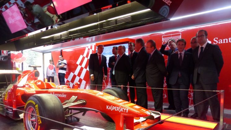 Junto al vehículo hay dos simuladores y se pueden ver vídeos, fotos y elementos de Ferrari y Alonso. Foto: aG.