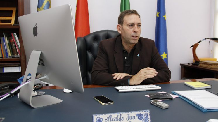 El alcalde de Jun, José Antonio Rodríguez, atiende en su 'tecnológico' despacho. Foto: Álex Cámara