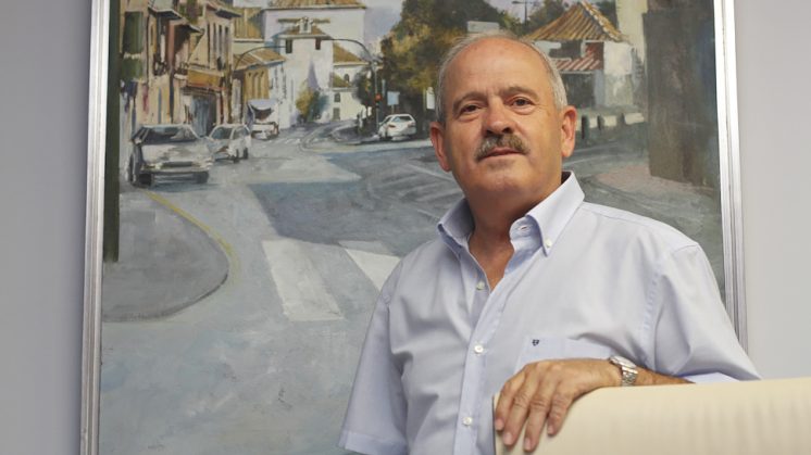 El alcalde de La Zubia, Antonio Iglesias (PP) en su despacho. Foto: Álex Cámara