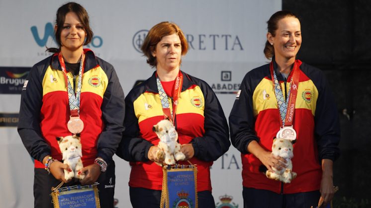 Las tres componentes del equipo español tras recoger su medalla. Foto: Álex Cámara 