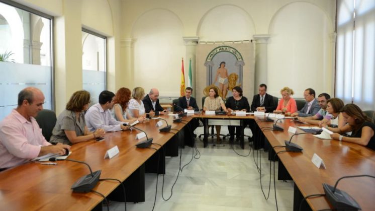 Acto de firma de convenios con los ayuntamientos mayores de 20.000 habitantes y la Diputación para el Programa de Ayudas Económicas Familiares. Foto: JM Grimaldi.