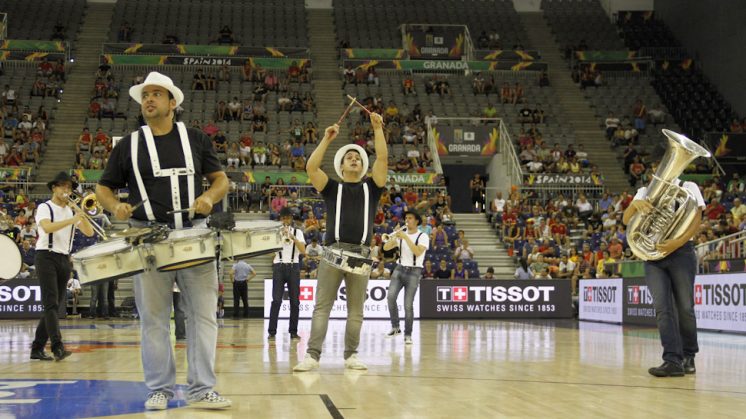 El grupo se encarga de animar a los aficionados al baloncesto. Foto: Álex Cámara