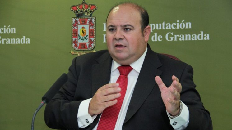 Robles reiteró que el Gobierno provincial está “muy satisfecho” porque la gestión económica ha permitido invertir diez millones de euros íntegramente en la provincia de Granada". Foto: aG.
