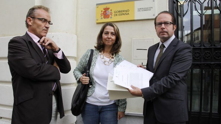 El edil de Economía, Francisco Ledesma (a la derecha) durante el registro de los documentos. Foto: Álex Cámara