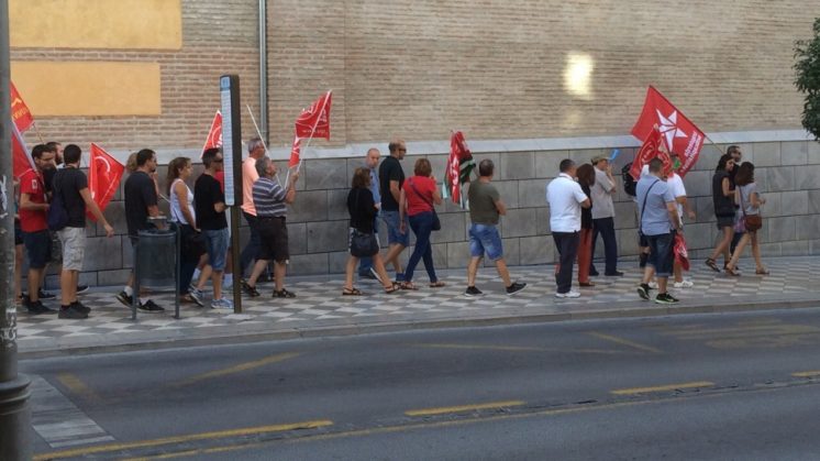 Los sindicatos recorren las calles de Granada en la segunda jornada de huelga en la Hostelería. Foto: Luis F. Ruiz.
