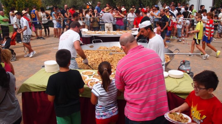El Ayuntamiento repartió migas durante la multitudinaria romería del lunes en el parque Fiscal Luis Portero. Foto: aG.