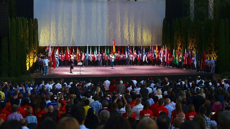 Momento de la llegada de la bandera de España al escenario. Foto: aG