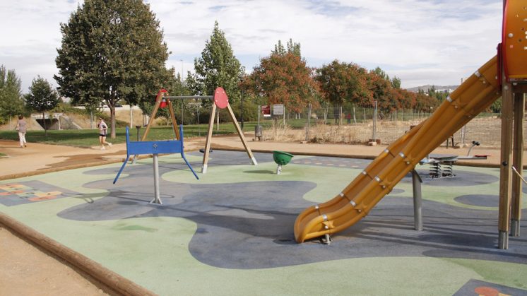 Uno de los parques infantiles que ya está instalado en el barrio. Foto: Álex Cámara
