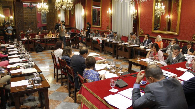 Imagen de archivo del pleno en el Ayuntamiento de Granada. Foto: Álex Cámara