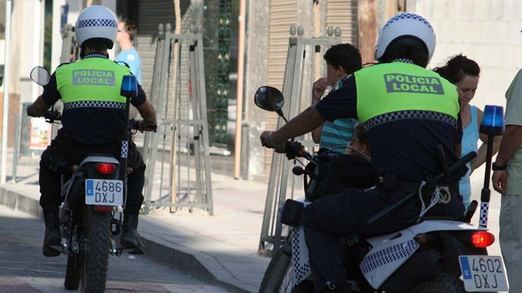 Los agentes de la Policía Local de hasta 21 municipios sí pueden llevar a cabo la retirada de puntos. Foto: L. F. Ruiz (archivo)