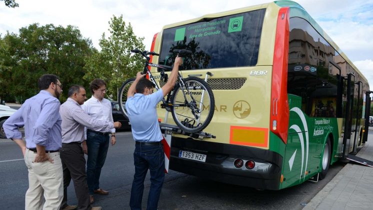 La presentación de este autobús con servicio de portabicicletas se enmarca en los actos programados para la Semana Europea de la Movilidad 2014. Foto: aG.