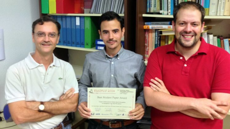 Los investigadores de la UGR premiados. De izquierda a derecha, Antonio M. Peinado, Iván López y Ángel M. Gómez. Foto: aG.