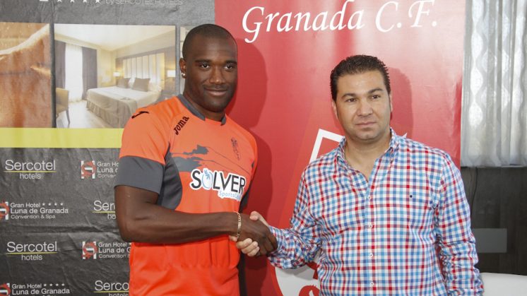 Juan Carlos Cordero, director deportivo del Granada CF, junto a Babín, uno de los fichajes. Foto: Álex Cámara