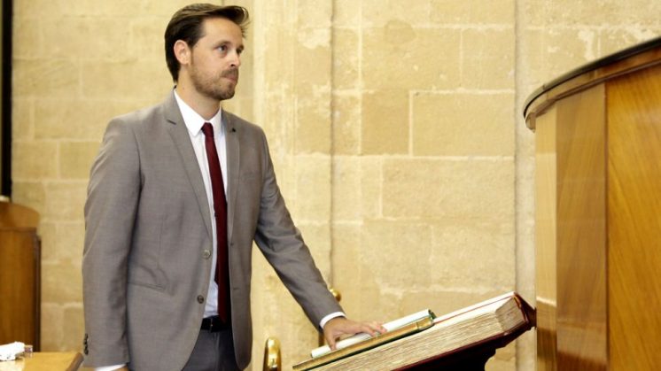 Toma de posesión del concejal de Juventud de Pinos Puente, Juan José Martín, como parlamentario andaluz. Foto: aG.