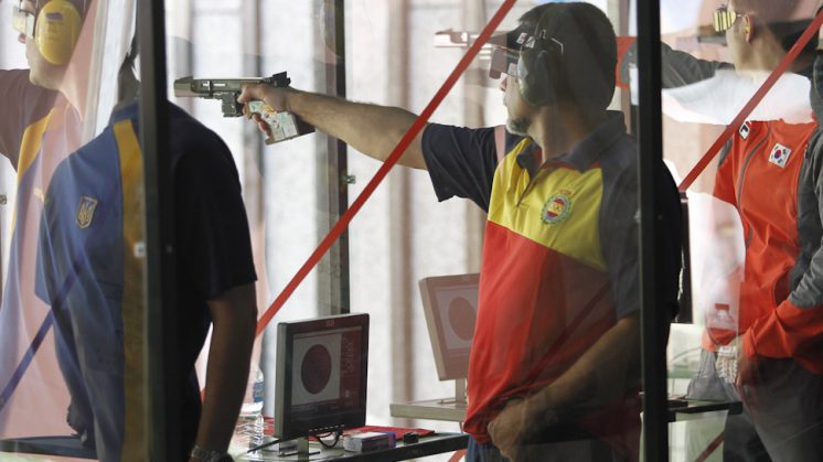 Tomás Cambeses durante la competición en 25 metros pistola Standard. Foto: Álex Cámara