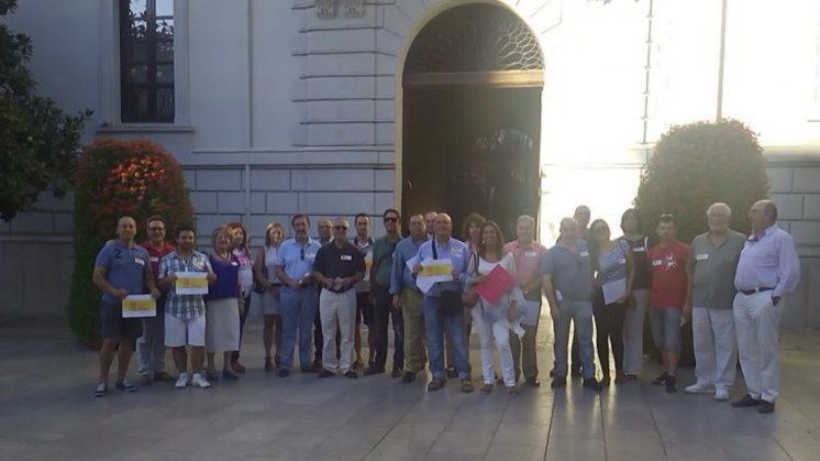 Concentración de miembros de UPyD contra la consulta ilegal en Cataluña. Foto: aG. 