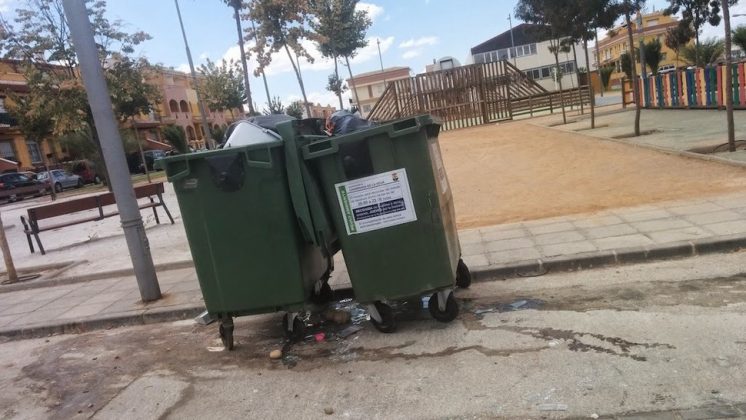 Los vecinos exigen que su barrio se limpie una vez en semana, como poco. Foto: AA.VV. Nueva Churriana
