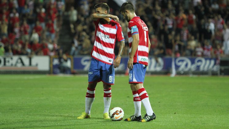 Márquez y Rico se disponen a lanzar una falta. Foto: Álex Cámara