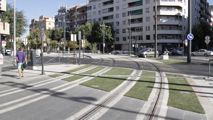 La línea del Metropolitano a su paso por la avenida Constitución. Foto: Álex Cámara