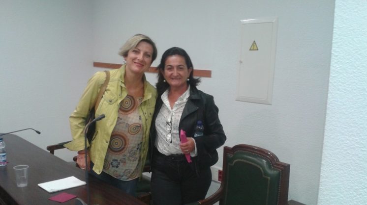 La concejal de IU, Alicia García (a la derecha de la imagen), tras su renuncia al acta de concejal. Foto: Noelia S. Lorca