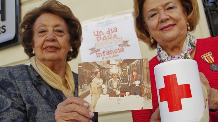 Rita Martínez (a la derecha de la imagen) posa junto a una de sus compañeras de Cruz Roja desde hace 44 años. Foto: Álex Cámara
