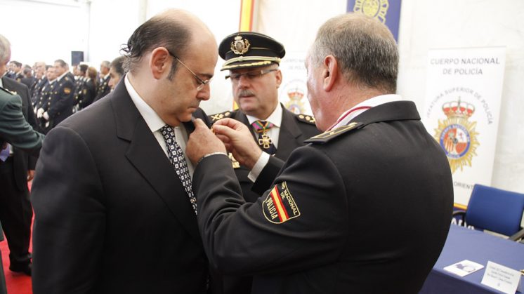 Sebastián Pérez ha recibido  la Cruz con Distintivo Blanco por la que ingresa en la Orden del Mérito Policial. Foto: Álex Cámara