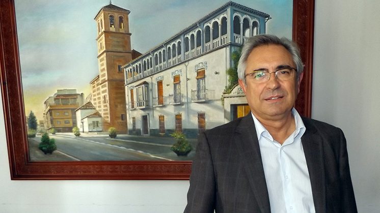 El alcalde de Atarfe, Tomás Ruiz Maeso, en su despacho. Foto: L. F. R. 