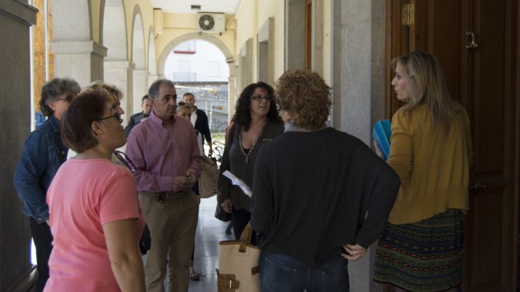 La secretaria municipal (derecha) comunica a los concejales de la oposición que sí se podía celebrar el pleno. Foto: Alberto Franco